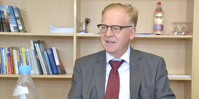 Andreas Dummermuth habe bloss fahrlässig und nicht willentlich gehandelt, so das Schwyzer Bezirksgericht. Es ging um Amtsgeheimnisverletzung, weil der Geschäftsleiter ein Überwachungsvideo veröffentlicht hat.