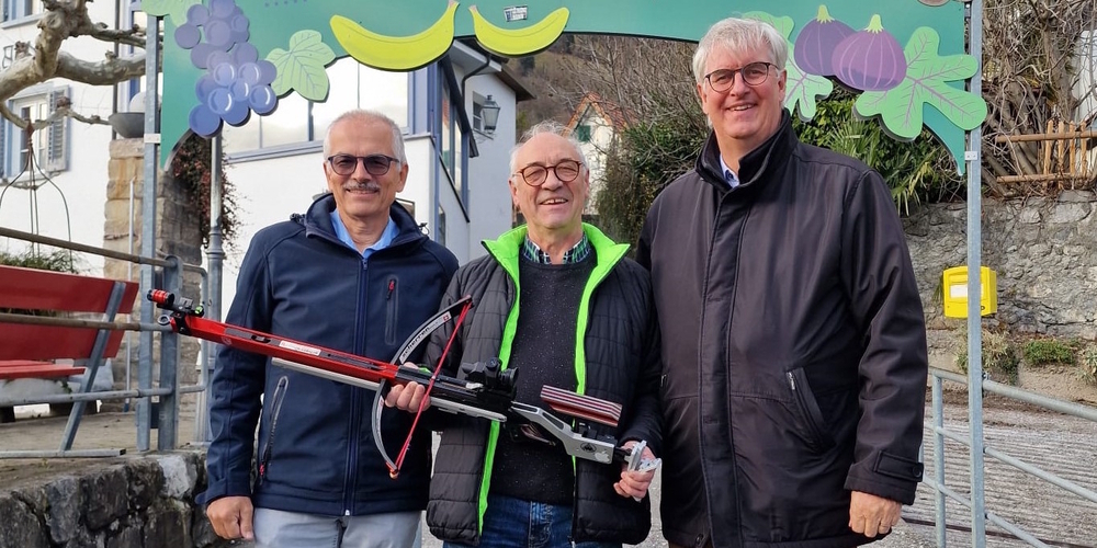 Übergabe in Quinten: (v.l.n.r.) Ernst Zellweger Co-OK Präsident EASF26, Konrad Scherrer, Scherrer Mechanik AG Amriswil, Marcel Benz, Co-OK Präsident EASF26.