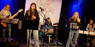 Sial Schmitter (voice, perc) Sarah Sieber (sax, voice) Sara Hollihn (piano, guitar, voice) Norah Sonderegger (bass, voice) Alessia Seitz (drums)