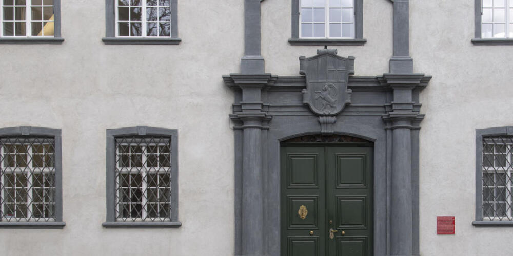 Geht es nach der Bündner Regierung, sollen die Gemeinden eine besondere Liegenschaftssteuer erheben dürfen. Im Bild zu sehen ist das Regierungsgebäude in Chur. (Archivbild)