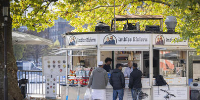 Die beiden Imbiss-Stände am Zürcher Bellevue erhalten eine letzte Verlängerung bis Ende September 2026. (Archivbild)+