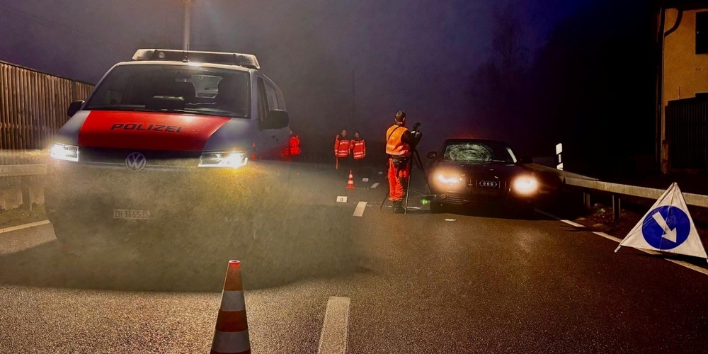 Polizei bei der Unfallaufnahme.