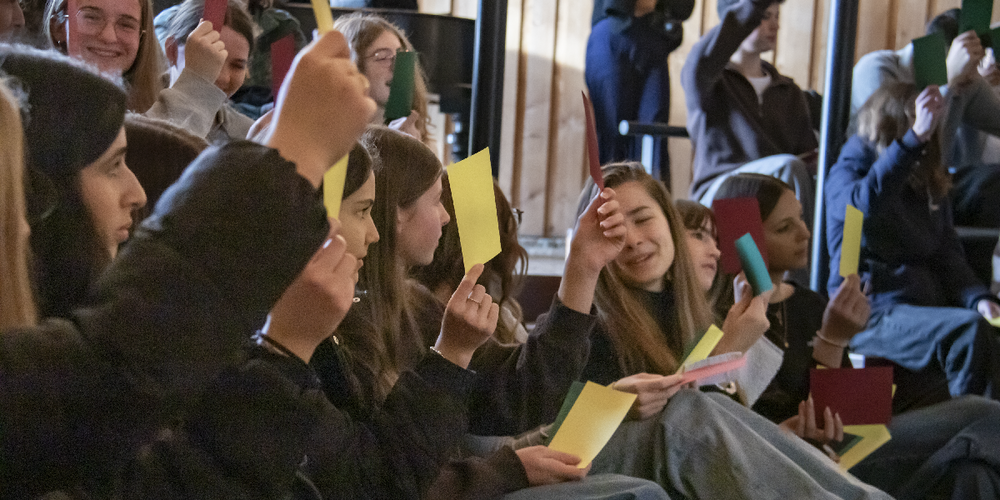 In der ersten Dezemberwoche stand im Kinderdorf Pestalozzi in Trogen die politische Bildung im Mittelpunkt. Drei Schulen aus St.Gallen kamen zusammen, um politische Partizipation aus erster Hand zu erleben.
