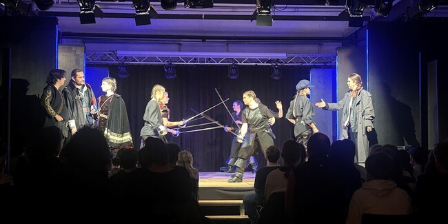 Florian Rexer und sein Team zeigen eine moderne und unterhaltsame Fassung der Musketiere