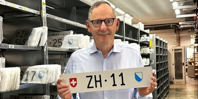 Regierungsrat Mario Fehr im Schilderlager des Strassenverkehrsamts des Kantons Zürich.