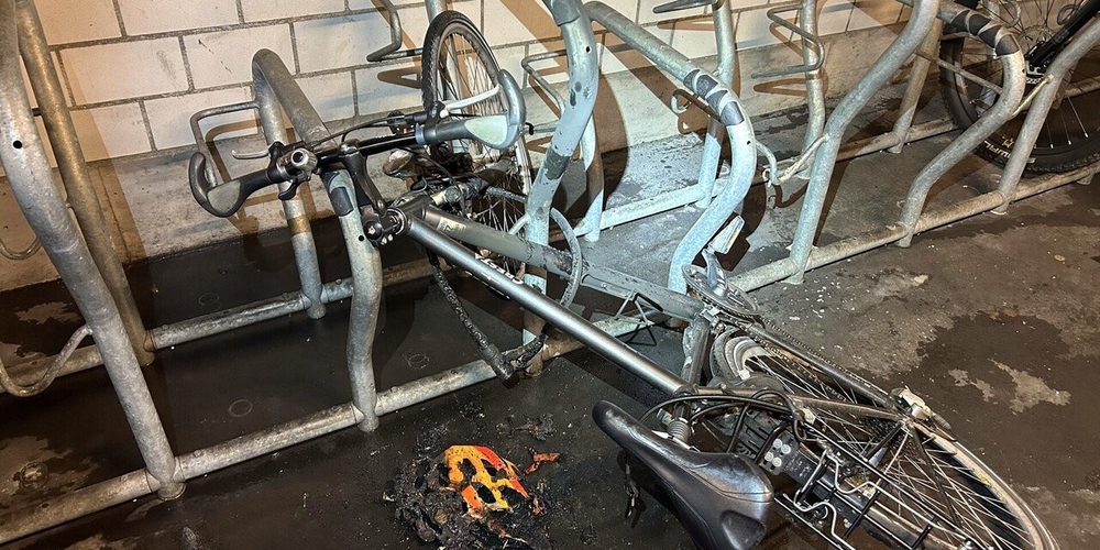 Personen wurden bei diesem Brandvorfall keine verletzt. Ein befestigter Velohelm wurde vollständig zerstört und das Velo (Bremskabel, Schutzblech) beschädigt.