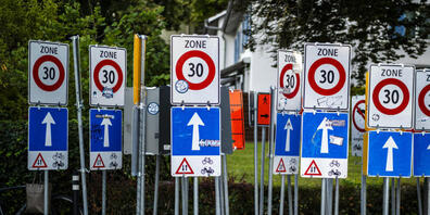 Auf Hauptverkehrsachsen im Kanton Zürich soll Tempo 30 kaum mehr erlaubt sein. Der Zürcher Stadtrat zieht den Entscheid nun ans Bundesgericht. (Symbolbild)