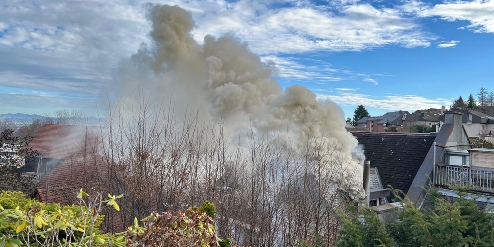 Viel Rauch, aber glücklicherweise wenig Feuer: Der Kaminbrand konnte von der Feuerwehr schnell unter Kontrolle gebracht werden.