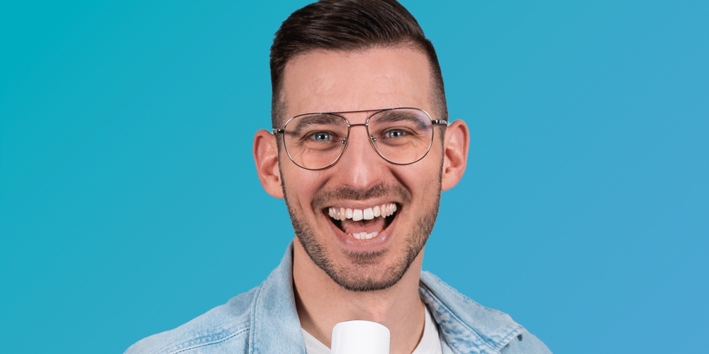 Matthias Hauser bringt mit «NULL NEGATIV» Humor in den Sternenkeller Rüti.