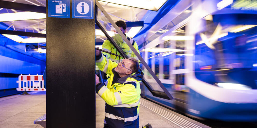 Die Vorbereitungen für den bevorstehenden Fahrplanwechsel in der Stadt Zürich laufen auf Hochtouren. Ein Mitarbeiter wechselt die Liniennetz- und Abfahrtspläne aus.