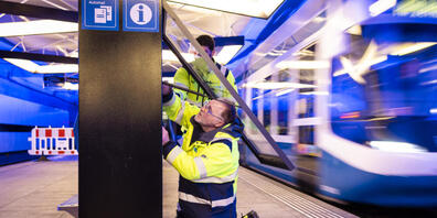 Die Vorbereitungen für den bevorstehenden Fahrplanwechsel in der Stadt Zürich laufen auf Hochtouren. Ein Mitarbeiter wechselt die Liniennetz- und Abfahrtspläne aus.