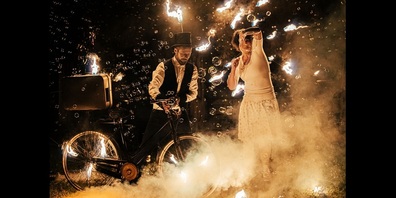 Mit Feuer und Seifenblasen spannen «Herz-Feuer» den Bogen für eine spektakuläre Feuershow.