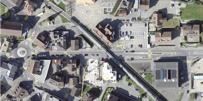 Der Ist-Zustand: Wenn der SOB-Zug die Wollerauer Hauptstrasse kreuzt, entstehen oft Rückstaus.