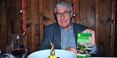 Richard Spillmann präsentiert stolz seinen neuen Gastro-Führer. 