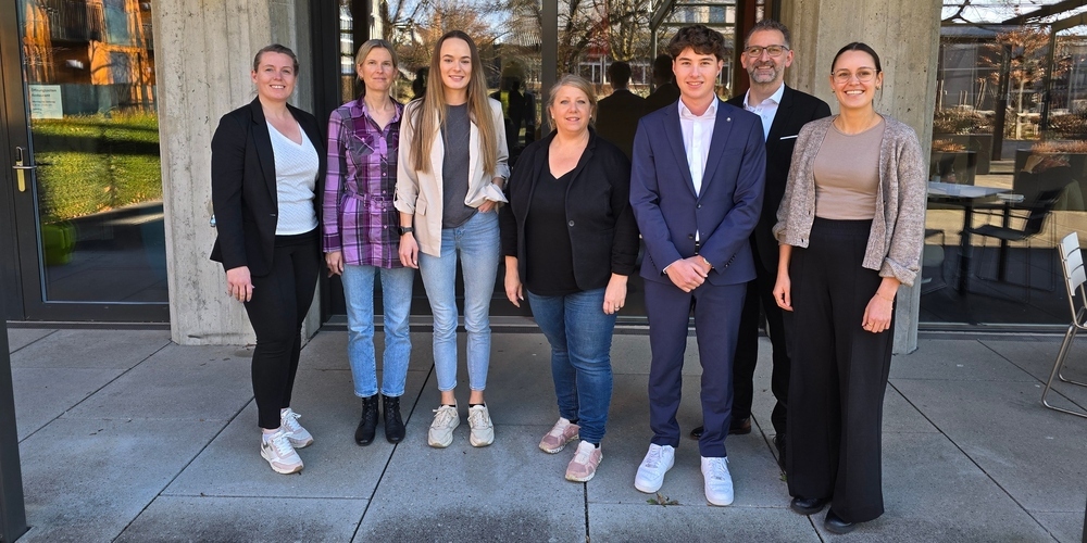 Claudia Strässle (Präsidentin SVIT Ostschweiz), Ausbildnerin Corinne Kurath mit Nicita Braun (beide Buchhaltungs- und Treuhand AG), Ausbildnerin Nicole Kläger-Kappler (Strässle Immobilien Treuhand GmbH), Fabian Brauchli mit Ausbilder Urs Kramer (Kramer Immobilien Management GmbH) und Melanie Inauen (Bereich Berufsbildung SVIT Ostschweiz). Verhindert waren die Lehrlinge Elisha-Asunción Krüsi (Apleona Schweiz AG) und Fabian Kramer (Strässle Immobilien Treuhand GmbH)