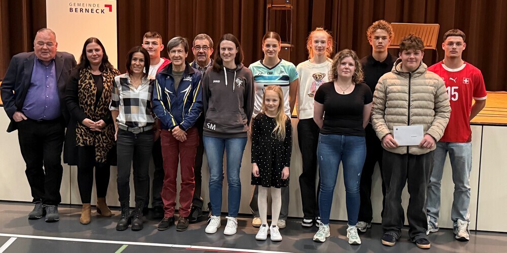 Die Gemeindepräsidentin und die anwesenden Geehrten (von links): Kaspar Wetli, ausgezeichnet als Bernecker des Jahres, daneben Shaleen Mastroberardino, gefolgt von Bianca Fach, Giancarlo Würth, Monika Ammann, Mario Ammann, Sarina Schmidheiny-Mattle, Amélie Thurnherr (hinten), Amy Hauser (vorne), Leni Leufen, Noëlle Egger, Fabio Fernandes Gil, Phil Olschewski sowie Danilo Gunjevic.