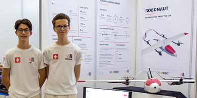 Jay Vögele und Matthew Edelmann mit ihrem Robonaut.