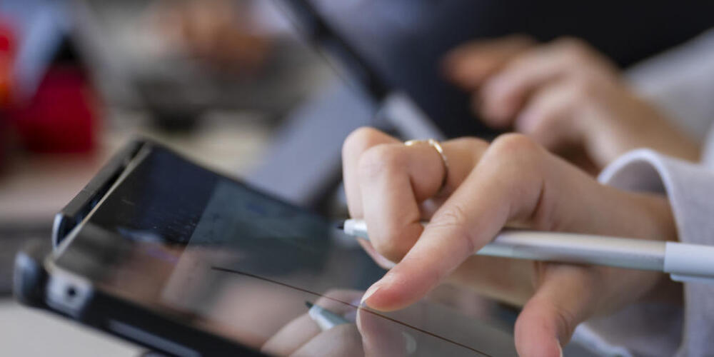 Tablets sollen im Kanton Zug erst bei den grösseren Primarschulkindern zum Einsatz kommen. (Symbolbild)