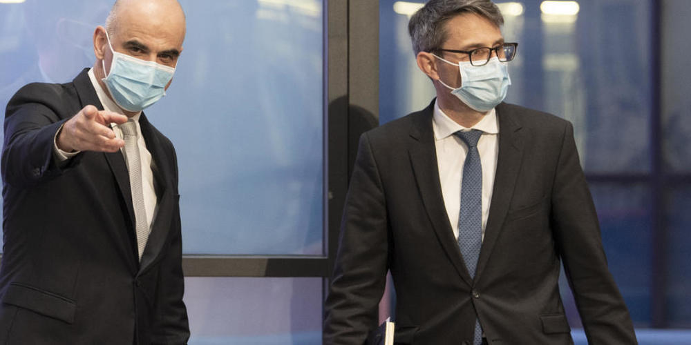 Bundesrat Alain Berset, links, und Lukas Engelberger, Präsident der Konferenz der kantonalen Gesundheitsdirektorinnen und -direktoren (GDK) vor einer gemeinsamen Medienkonferenz Anfang März in Bern. (Archivbild)