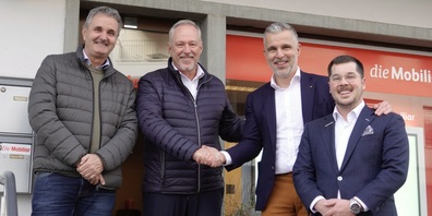 Der Handschlag zwischen Harry Iselin (2.v.l.) und Viktor Nikolic (2.v.r.) besiegelt die Übergabe der Mobiliar Versicherungsagentur in Eschenbach. 