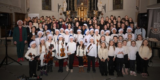 Begeisterten mit einem stimmungsvollen Weihnachtskonzert: Die Schüler der Musikschule Oberrheintal zusammen mit ihren Lehrern.