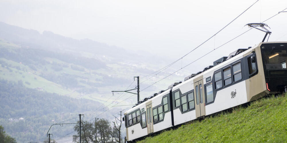Die Rigi Bahnen setzt weiter auf Gelenktriebwagen von Stadler Rail, deren sechs bereits seit 2021 in Betrieb sind. (Archivaufnahme)