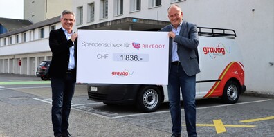 Patrick Benz (l.) vom Rhyboot in Altstätten durfte von Gravag-Geschäftsführer Roger Schneider (r.) einen Scheck in der Höhe von 1'836 Franken in Empfang nehmen. 