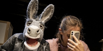 Puppenspielerin Rahel Wohlgensinger und Herr Fässler in Stürme der Liebe.