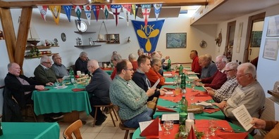 Gemütlicher Runde am Chlausabend des Männerchors.