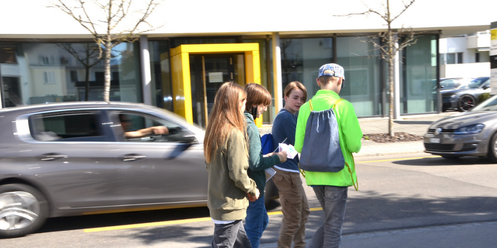 Die Jugendlichen durchstreifen Widnau und halten ihre Verbesserungsideen fest.