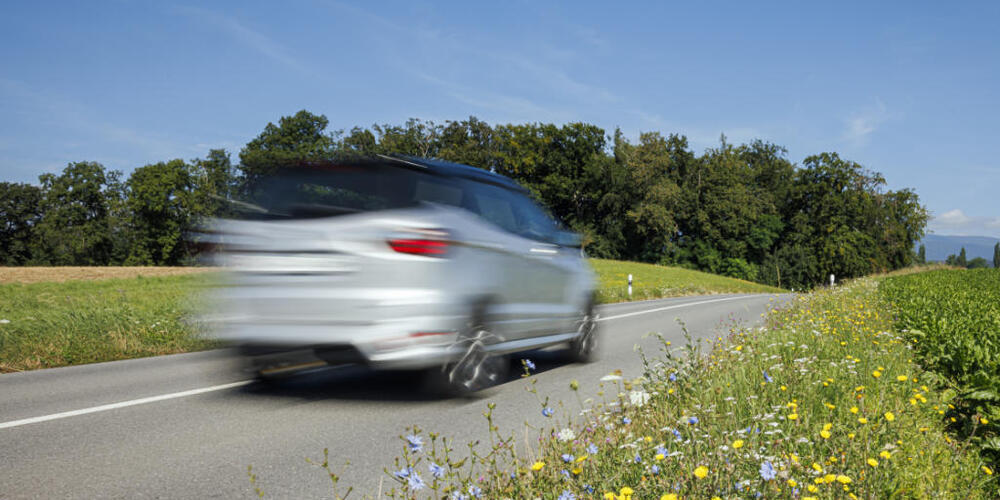 Bei der mobilen Verkehrskontrolle auf der Autobahn A2 bemerkten die Beamten, dass der Fahrer noch rund 17 Monate ins Gefängnis muss. (Symbolbild)