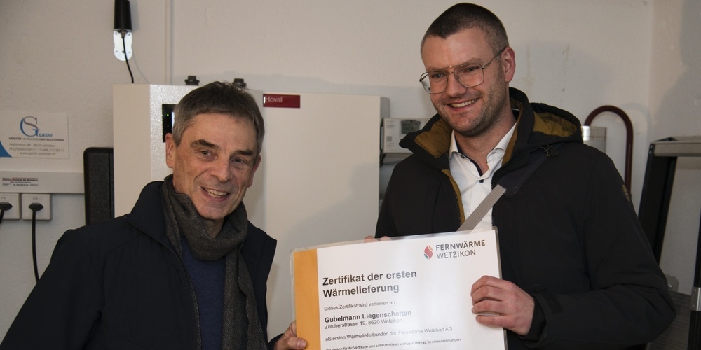 Zertifikatsübergabe an Herrn Gubelmann (links), übergeben von Daniel Wassmer, Geschäftsführer der Fernwärme Wetzikon AG.