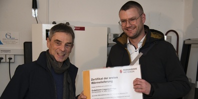 Zertifikatsübergabe an Herrn Gubelmann (links), übergeben von Daniel Wassmer, Geschäftsführer der Fernwärme Wetzikon AG.