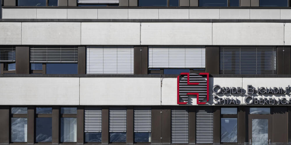 Das Spital Oberengadin in Samedan soll vom Kantonsspital Graubünden redimensioniert weitergeführt werden.