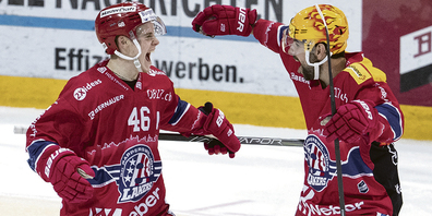 Torschütze Dominik Egli (l.) und Verteidiger Leandro Profico bejubeln den dritten Treffer. 