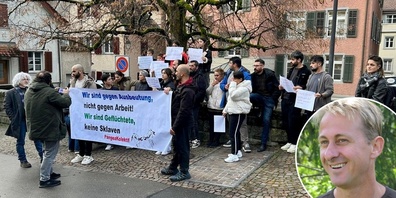 Einwanderer-Demo vor dem Rathaus in Uznach.