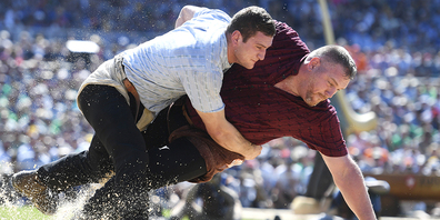 Folgt für die Spitzenschwinger (im Bild Armon Orlik und Christian Stucki) bald die wettkampfmässige Rückkehr ins Sägemehl?
