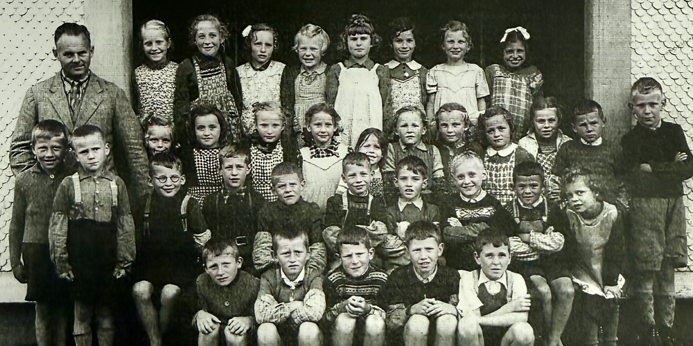 Dieses Klassenfoto stammt aus dem Schuljahr 1946/47; zwei Klassen, die Jahrgänge 1937 und 1938, sind hier abgebildet 