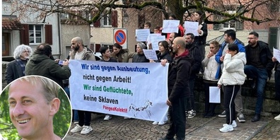 Einwanderer-Demo vor dem Rathaus in Uznach.