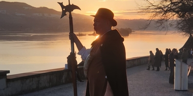 Der Nachtwächter mit Hut und Laterne weiss viele historische Begebenheiten aus dem nächtlichen Rapperswil-Jona zu berichten.