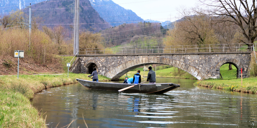 Der Rheintaler Binnenkanal dient der Bevölkerung wie hier in Rüthi als Naherholungsgebiet. Damit er seinen vielfältigen Aufgaben gerecht wird, müssen laufend Unterhaltsarbeiten ausgeführt werden. 