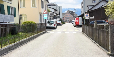 Der Bub fuhr mit seinem Kickboard unvermittelt auf die Strasse und wurde von einem Auto erfasst.