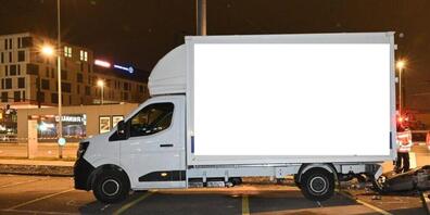 Auf der Flucht vor einer Polizeipatrouille prallte ein 16-jähriger Rollerfahrer in Opfikon mit einem parkierten Lieferwagen zusammen und verletzte sich mittelschwer.