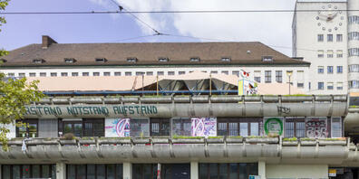 Die Stadt Zürich kauft für 3,4 Millionen Franken das besetzte Postgebäude am Wipkingerplatz. Bis auf Weiteres dürfen die Besetzer bleiben. (Archivbild)