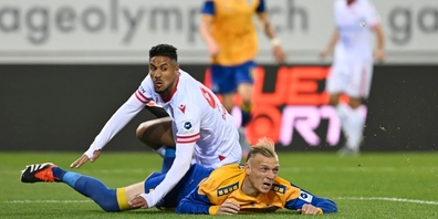 Bauchlandung im Wallis: Saulo Decarlo von GC im Zweikampf mit Sions Mouhcine Bouriga.