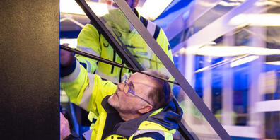 Die Vorbereitungen für den bevorstehenden Fahrplanwechsel in der Stadt Zürich laufen seit Tagen auf Hochtouren. Ein Mitarbeiter wechselt die Liniennetz- und Abfahrtspläne aus. (Archivbild)