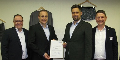 Strahlende Gesichter bei der Preisübergabe (v.l.): Laudator Stephan Häuselmann, Christian Sallmann, Thomas Sallmann  und AWG-Präsident Patrick Siegenthaler.
