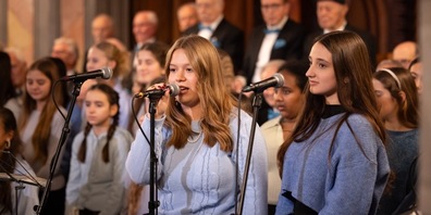 Die Solistinnen Maeva Brecht und Ilaria D’Onofrio sangen den neuen Weihnachtshit «Merry Christmas» von Ed Sheeran und Elton John.