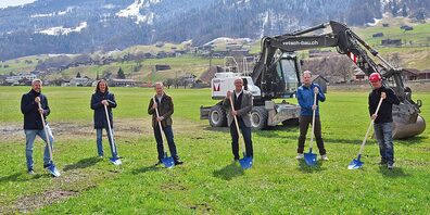 Markus Wolf (Architekt), Michael Schumacher (Ritter Schumacher AG), Daniel Buschauer (Leiter Amt für Landwirtschaft und Geoinformation), Christoph Caprez (Präsident Verwaltungsrat Graubünden Vivonda AG), René Burkhard (Leiter Markt Schweiz Repower) und Tino Vetsch (Abteilungsleiter Hochbau) (v.l.).