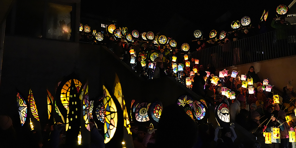 Ein Lichtermeer auf der Treppe.